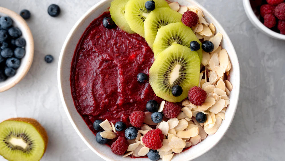 Photo d'un Acai bowl riche en nutriments pour sportifs et gourmands.