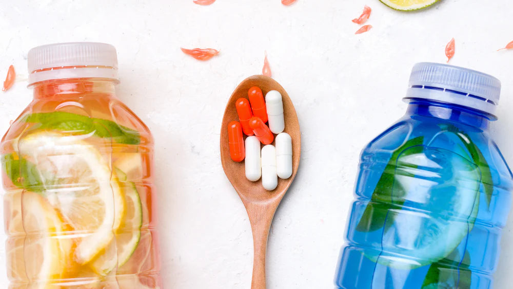 Deux boissons electrolytes qui sont fait maisons avec du citron, du sel et du miel. Au milieu il y a des minéraux sous forme de complément alimentaire.