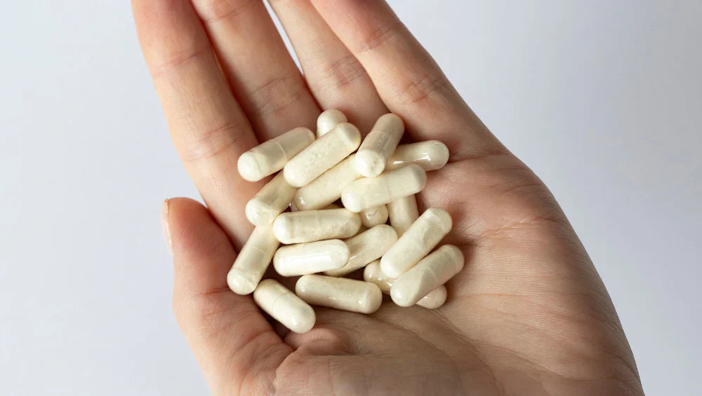 Photo d'un main tenant des compléments alimentaires de chrome.