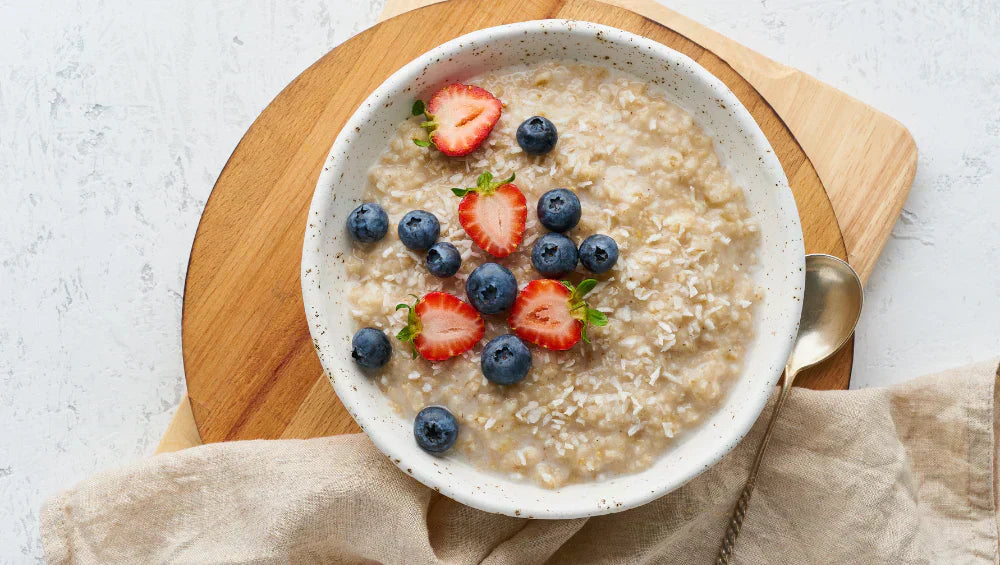 Vu du haut d'un Overnight oats avec fraise et des mures