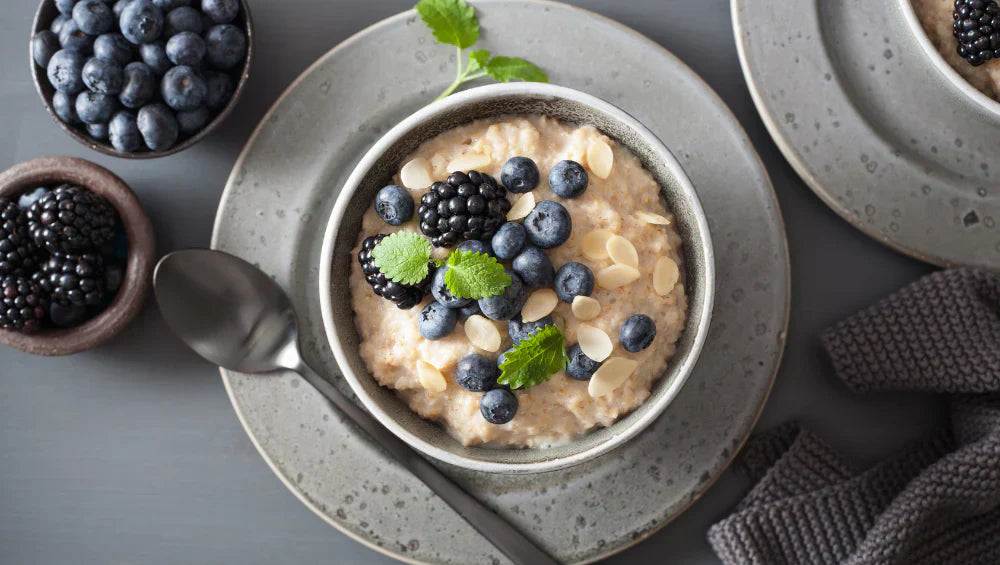 Bol de porridge vu du haut avec des mûres