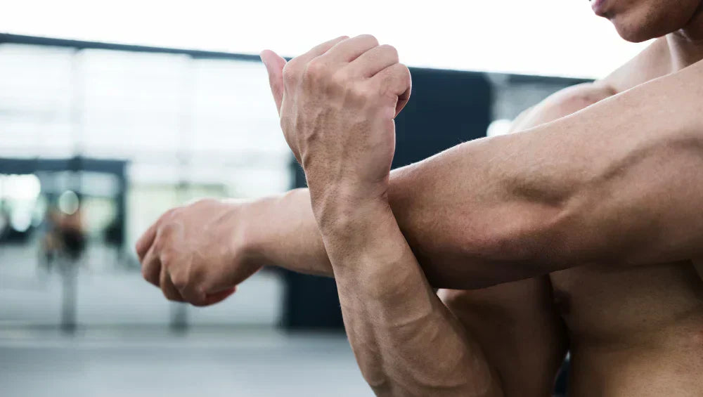 Homme sec et musclé en train de s'échauffer les articulations en pleine air