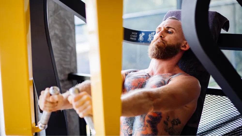 Homme en train d'éxecuter un mouvement de press pectoraux décliné