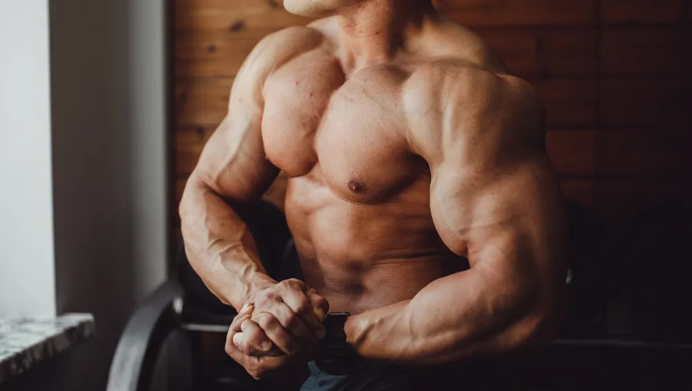 Homme musclé congestionner en train de contracter ses muscles