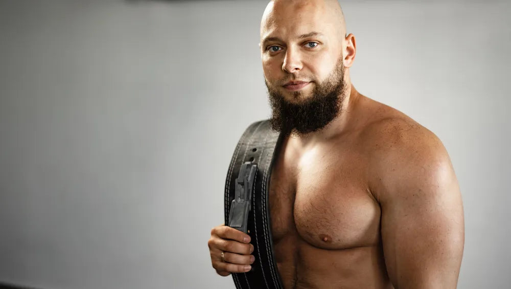 Homme torse nu avec une ceinture de musculation