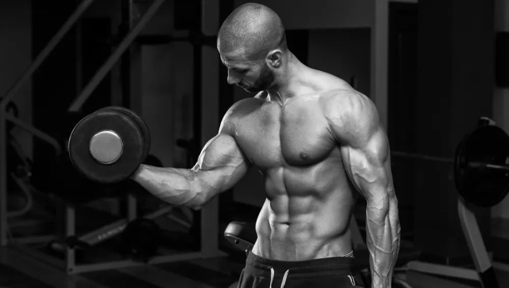 Homme sec et musclé en train de faire un curl bicep haltère