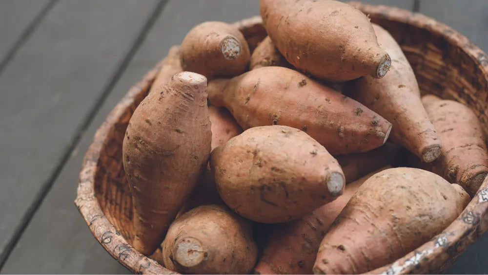 Un panier contenant plusieurs patates douces
