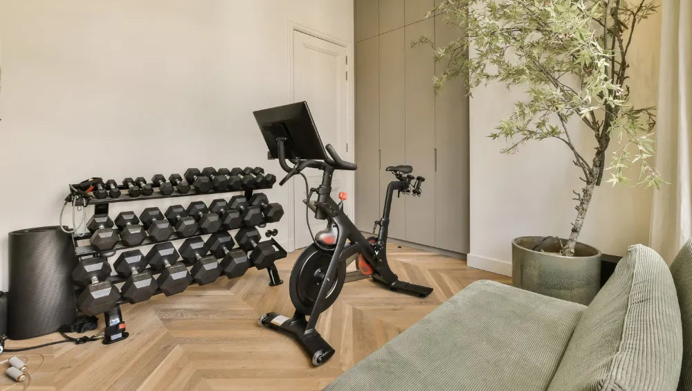 Plusieurs matériels de sport dans une piece d'une maison