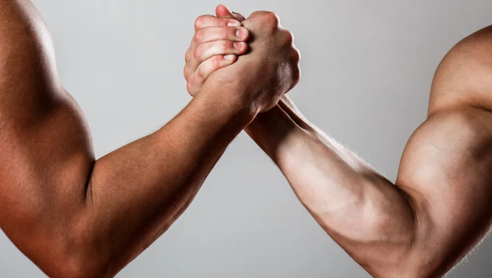 Deux homme avec un bras musclé faisant une poignet de main