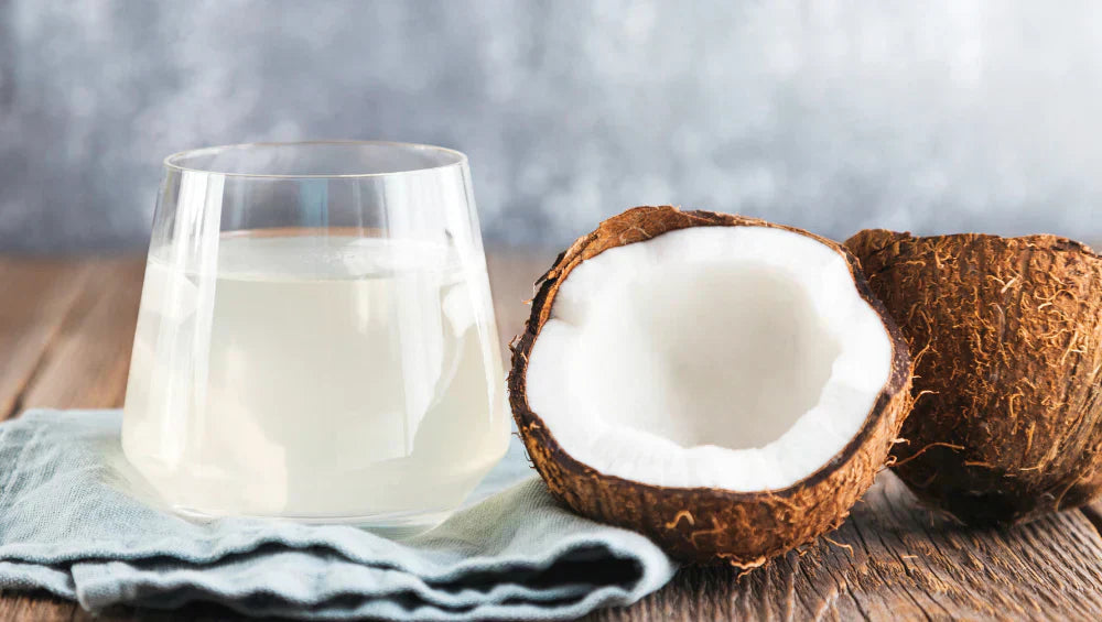 Image d'une eau de coco riche en électrolyte.