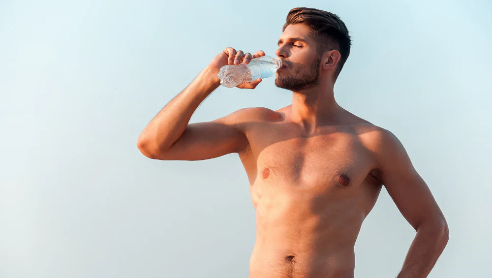 Homme qui boit de l'eau.