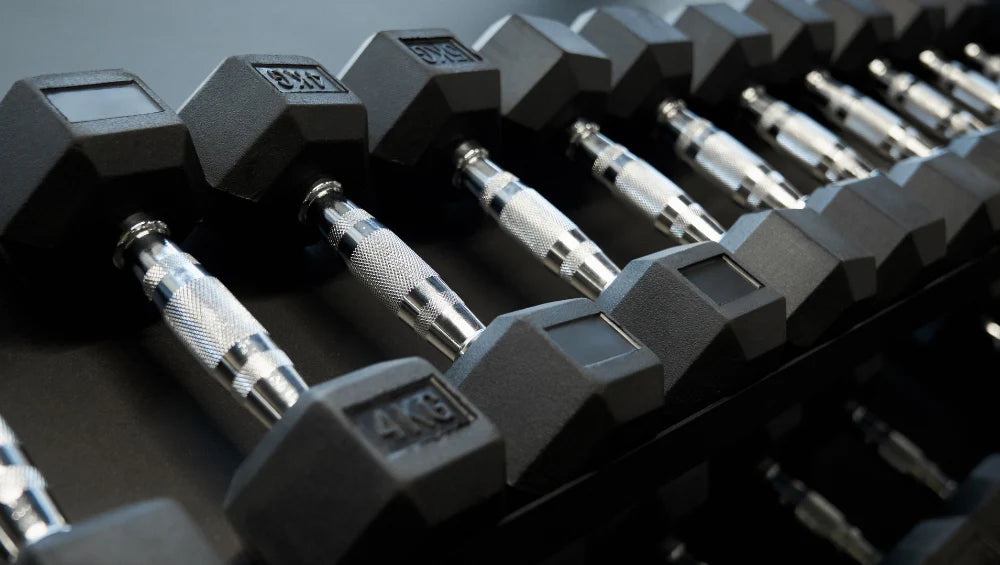 Image de plusieurs haltères, pour réaliser de nombreux exercices triceps.