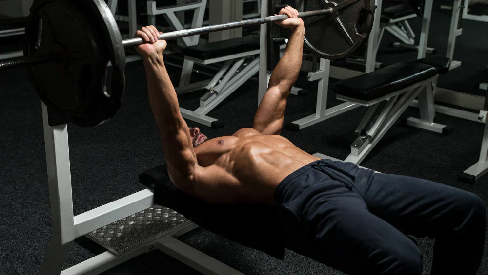 Homme qui fait un développer coucher.