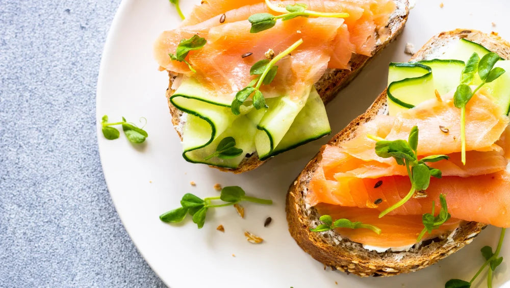 Image de tartine de saumon riche en oméga 3, idéale pour le petit déjeuner.