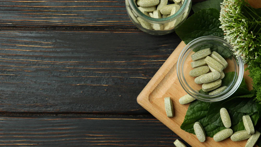 Image de plantes adaptogènes sous forme de gélules.