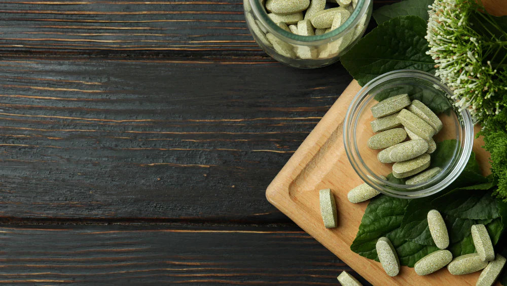 Image de plantes adaptogènes sous forme de gélules.