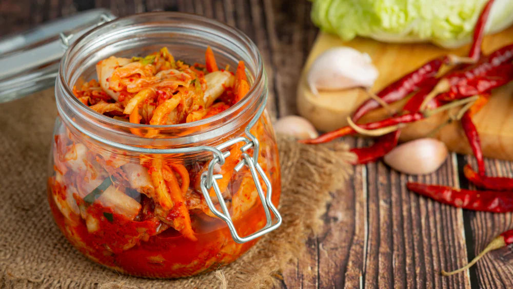 Photo d'un kimchi fermenté, riche en probiotique naturel.