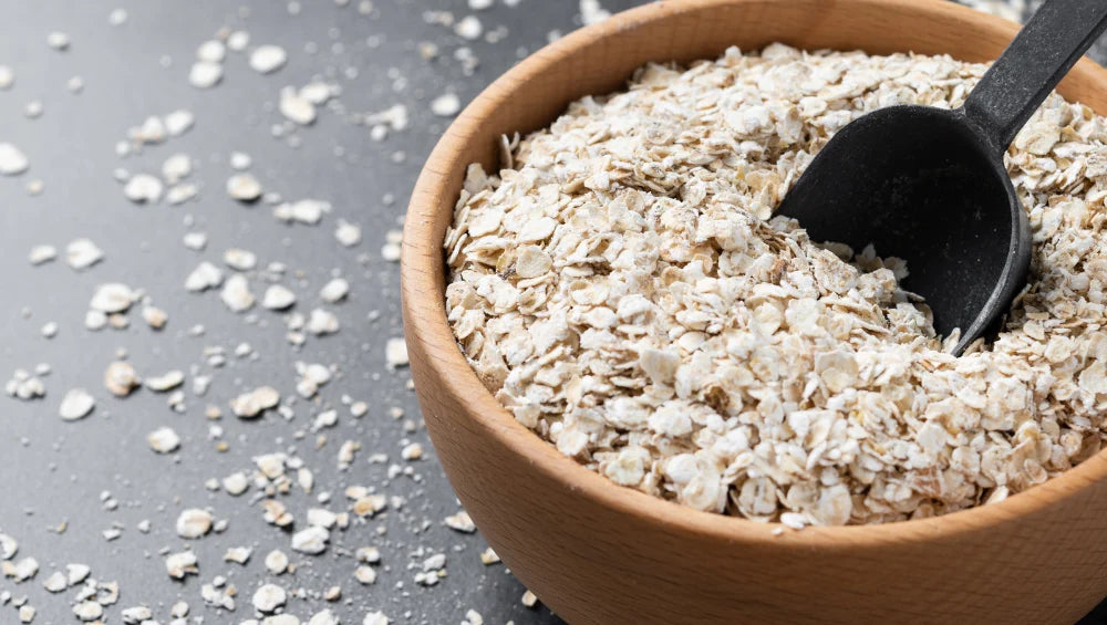 Image de flocons d'avoines dans un bol pour réaliser de nombreuses recettes de petit déjeuner.