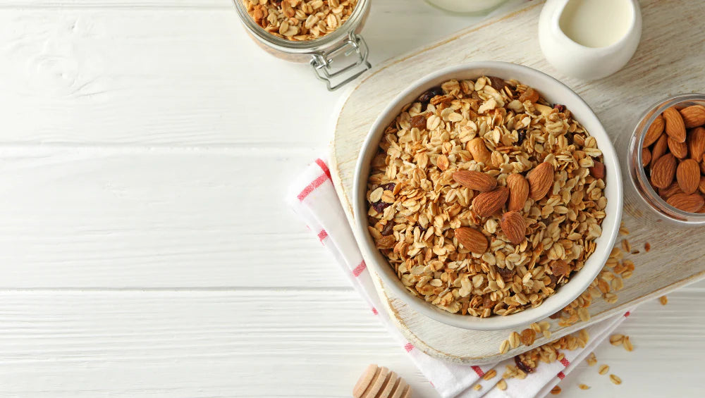 Photo d'un granola fait maison, avec du flocon d'avoine, des amandes, et autres nutriments bon pour l'organisme.