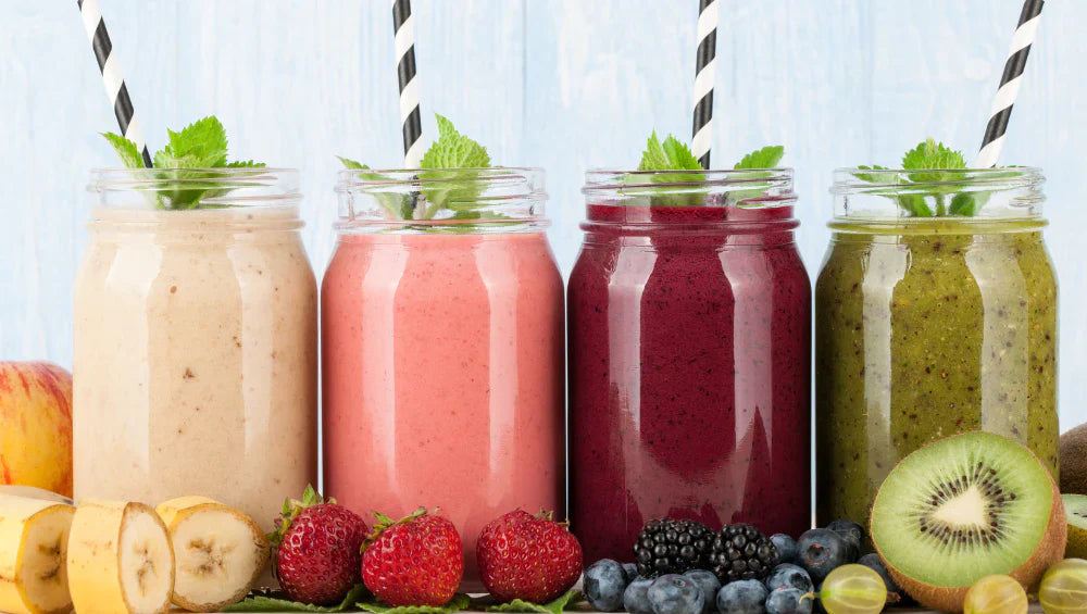 Photo de plusieurs smoothies de fruits alignés