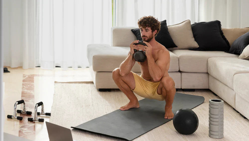 Homme qui fait des squat chez lui.