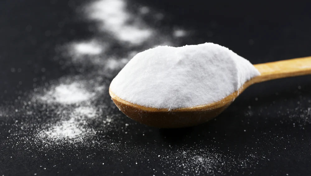Image de taurine sous format poudre dans une cuillère.