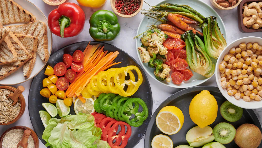 Table garnis de plusieurs aliments, plats, fruits