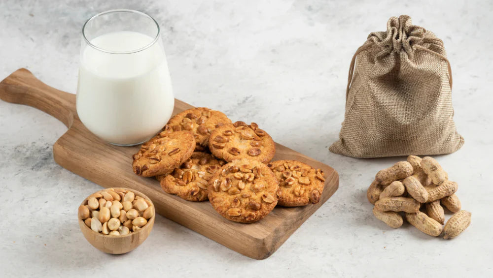Cookies aux beurre de cacahuète vu en hauteur avec un verre de lait, recette facile et délicieuse