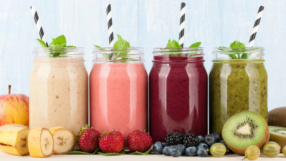 Plusieurs smoothies de fruits alignée
