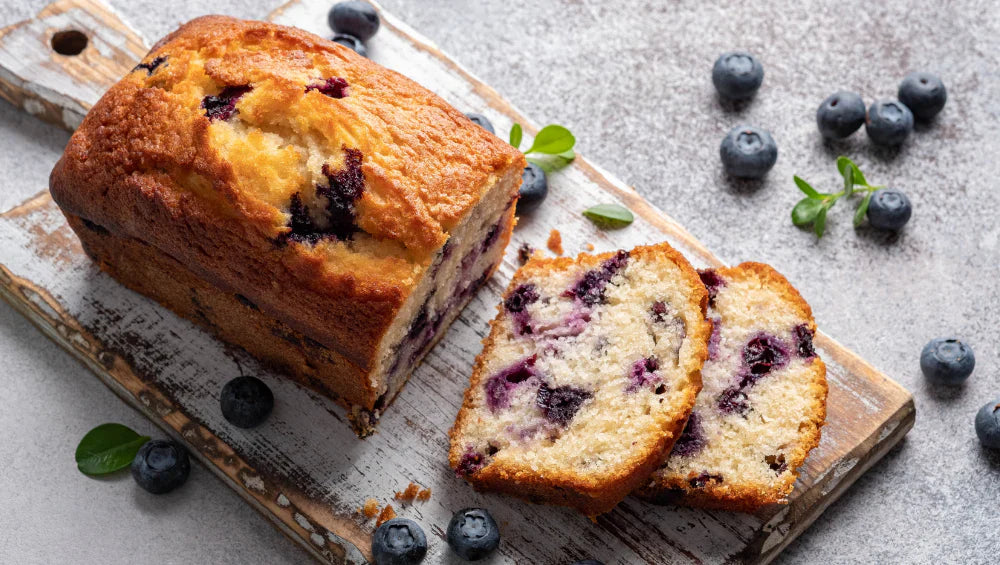 Recette de gateau healthy avec des fruits rouges, vue d'en haut