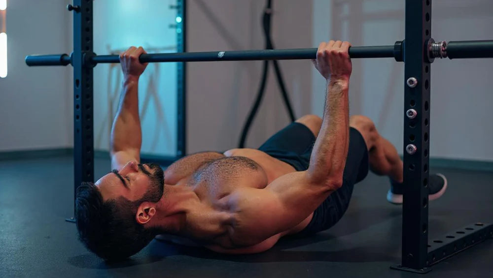 Homme sous une barre olympique de musculation, traction australienne