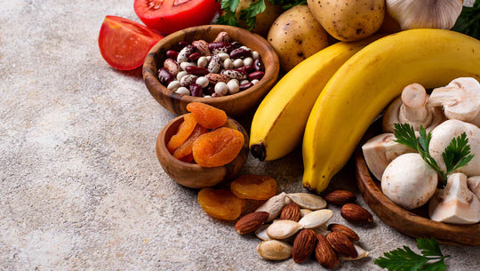 Image d'aliments riches en potassium (banane, haricot, abricot séché, champignon).