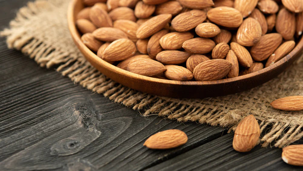 Image d'amandes dans une assiette.
