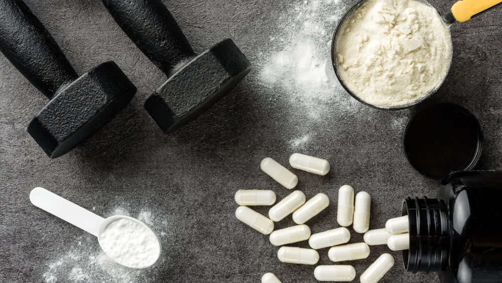 Photo prise de haut de poudre BCAA musculation avec de la whey, gélules et halteres. 
