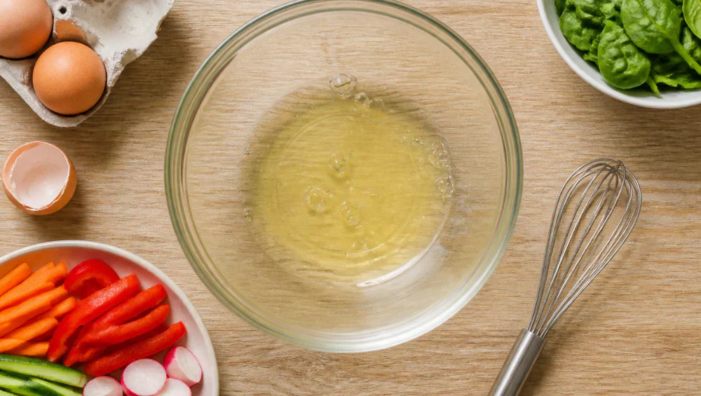 Image de blanc d'oeuf dans un saladier pour réaliser une recette riche en protéine, idéale pour les sportifs. 