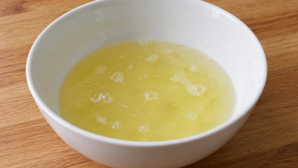 Bol de blanc d’œuf liquide, un aliment riche en protéines idéal pour une routine alimentaire équilibrée.