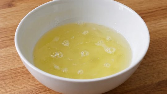 Bol de blanc d’œuf liquide, un aliment riche en protéines idéal pour une routine alimentaire équilibrée.
