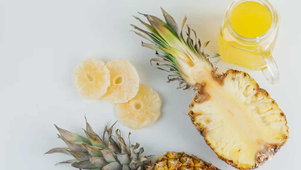 Photo d'un ananas, de tranches d'ananas et d'un jus d'ananas contenant de la bromélaïne. 