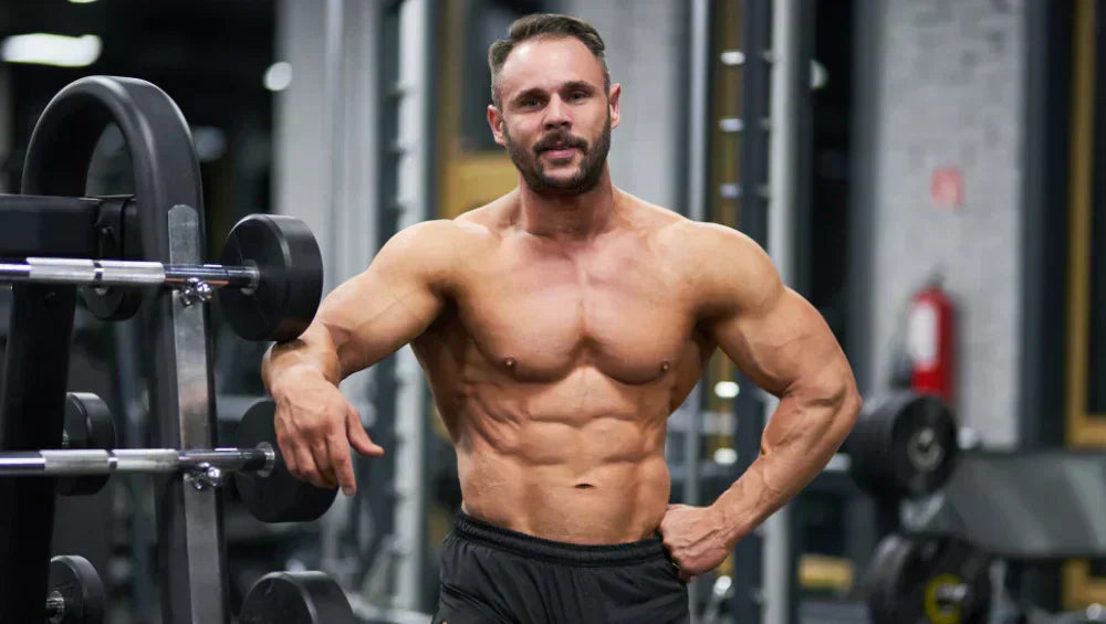 Homme très musclé en période de sèche à la salle de sport.