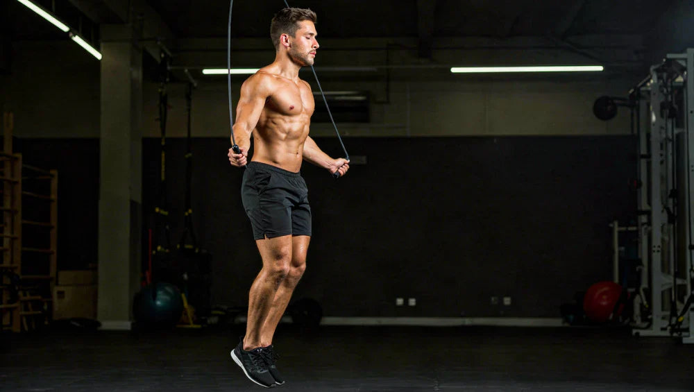 Homme musclé, qui pratique de la corde à sauter.