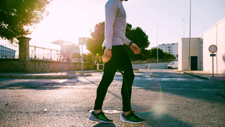 Homme sportif en train de faire de la marche à pied en pleine air