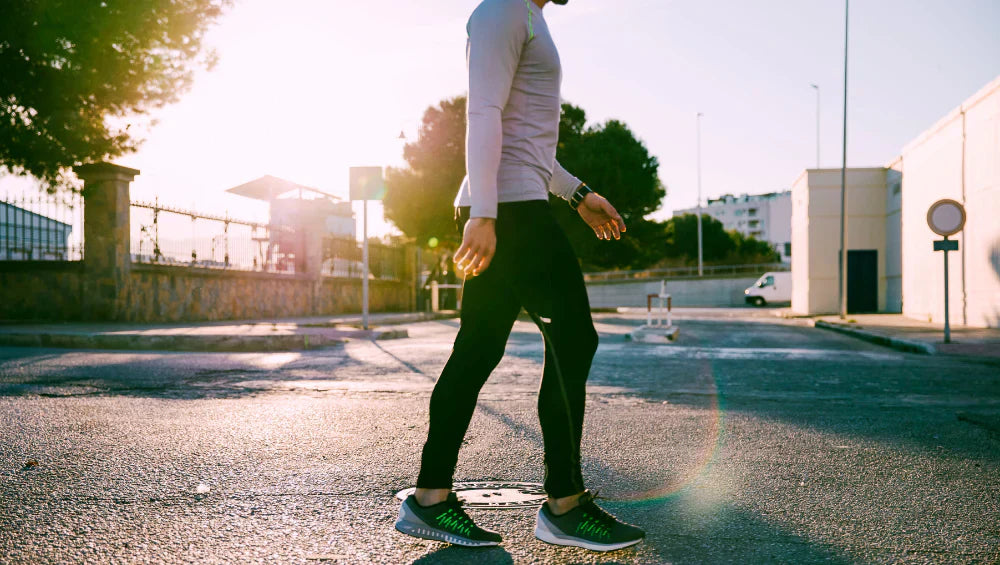 Homme sportif en train de faire de la marche à pied en pleine air