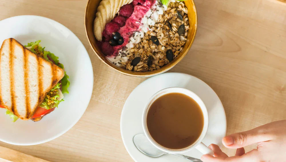 Présentation d'un petit déjeuner salé et sucré