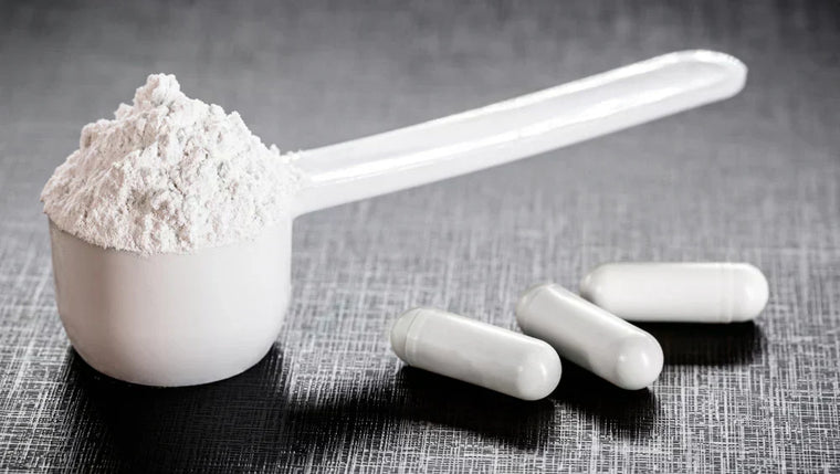 Scoop de collagene avec 3 pilules sur le coté de vitamine C