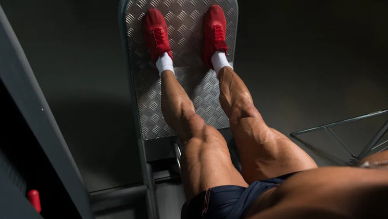 Homme en train d'executer un exercice press 
