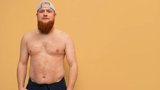 Homme torse nu skinny fat ce tenant debout sur un fond jaune oranger