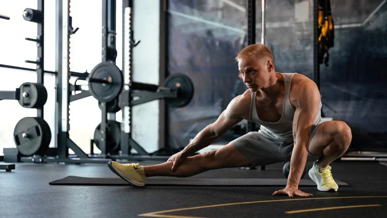 Homme musclé qui s'échauffe dans une salle de sport.
