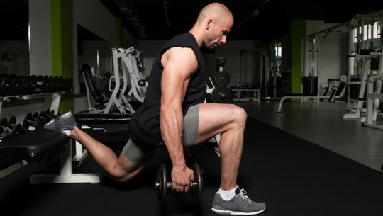Homme qui fait des fentes pour se muscler les fessiers.