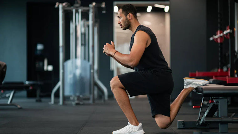 Photo d'un homme qui fait une fente bulgare sur un banc de musculation.