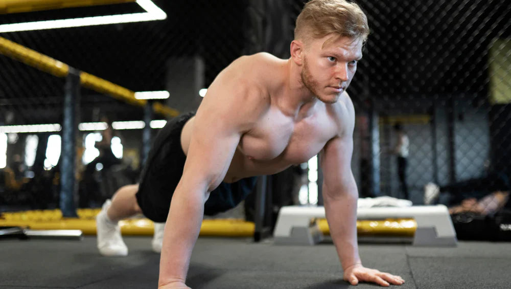 Homme qui pratique du gainage bras tendu.
